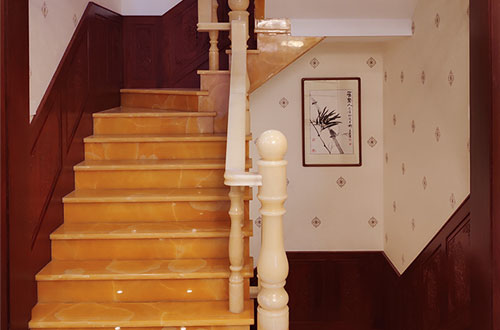 珠晖中式别墅室内汉白玉石楼梯的定制安装装饰效果